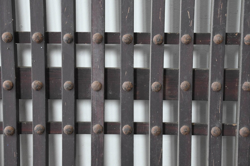 アンティーク建具　明治から大正期　鋲打ちの格子と腰板の意匠が目を引く格子蔵戸1枚　(R-086488)