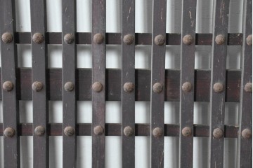 アンティーク建具　明治から大正期　鋲打ちの格子と腰板の意匠が目を引く格子蔵戸1枚　(R-086488)