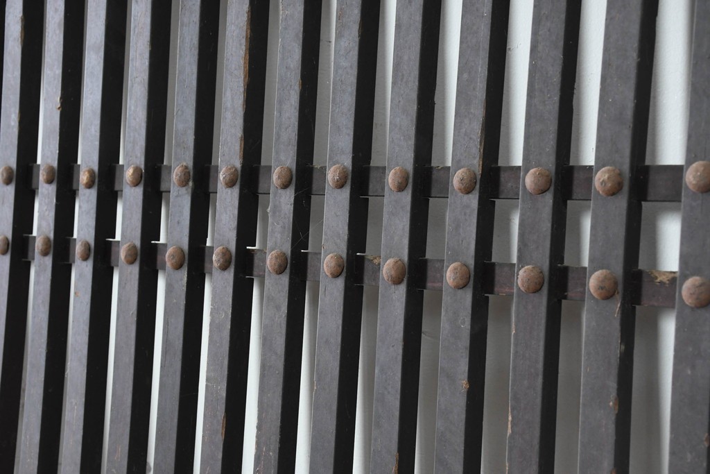 アンティーク建具　明治から大正期　鋲打ちの格子と腰板の意匠が目を引く格子蔵戸1枚　(R-086488)