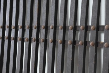 アンティーク建具　明治から大正期　鋲打ちの格子と腰板の意匠が目を引く格子蔵戸1枚　(R-086488)