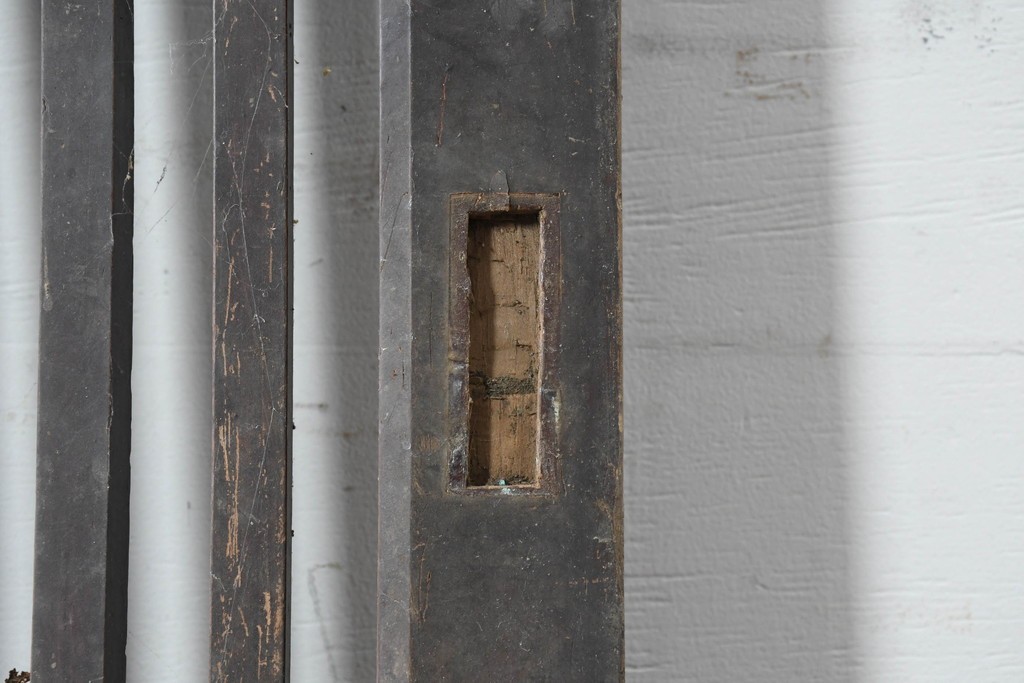 アンティーク建具　明治から大正期　鋲打ちの格子と腰板の意匠が目を引く格子蔵戸1枚　(R-086488)