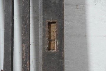 アンティーク建具　明治から大正期　鋲打ちの格子と腰板の意匠が目を引く格子蔵戸1枚　(R-086488)