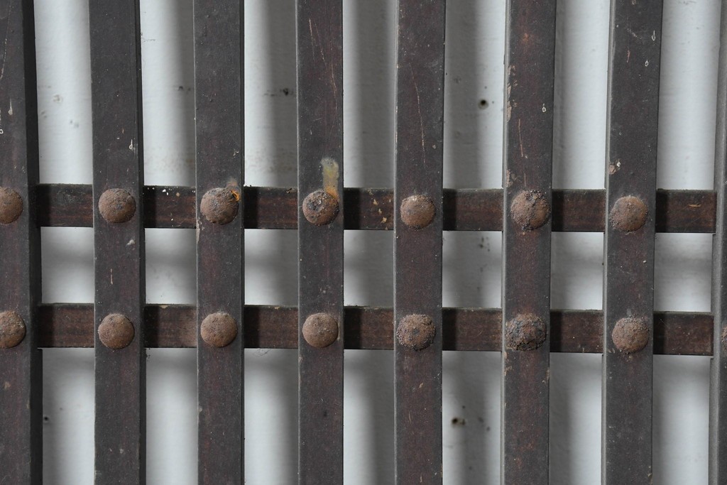 アンティーク建具　明治から大正期　鋲打ちの格子と腰板の意匠が目を引く格子蔵戸1枚　(R-086488)