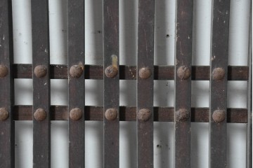 アンティーク建具　明治から大正期　鋲打ちの格子と腰板の意匠が目を引く格子蔵戸1枚　(R-086488)