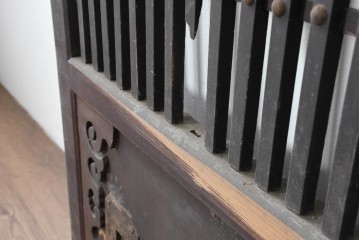 アンティーク建具　明治から大正期　鋲打ちの格子と腰板の意匠が目を引く格子蔵戸1枚　(R-086488)