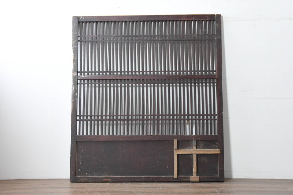 アンティーク建具　明治から大正期　鋲打ちの格子と腰板の意匠が目を引く格子蔵戸1枚　(R-086488)