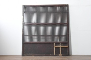 アンティーク建具　明治から大正期　鋲打ちの格子と腰板の意匠が目を引く格子蔵戸1枚　(R-086488)