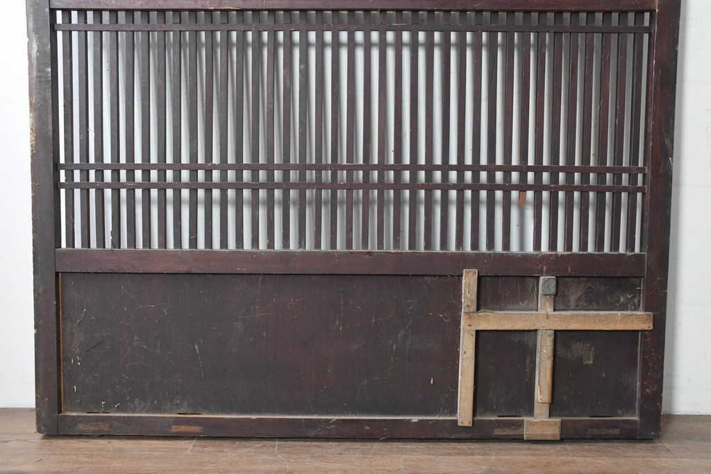 アンティーク建具　明治から大正期　鋲打ちの格子と腰板の意匠が目を引く格子蔵戸1枚　(R-086488)