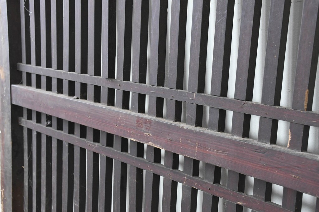 アンティーク建具　明治から大正期　鋲打ちの格子と腰板の意匠が目を引く格子蔵戸1枚　(R-086488)