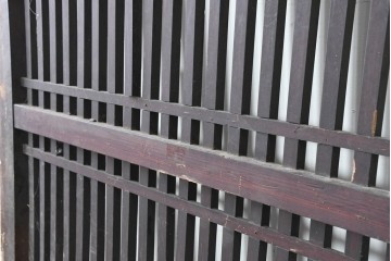 アンティーク建具　明治から大正期　鋲打ちの格子と腰板の意匠が目を引く格子蔵戸1枚　(R-086488)