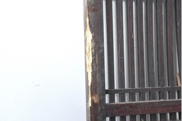 アンティーク建具　明治から大正期　鋲打ちの格子と腰板の意匠が目を引く格子蔵戸1枚　(R-086488)