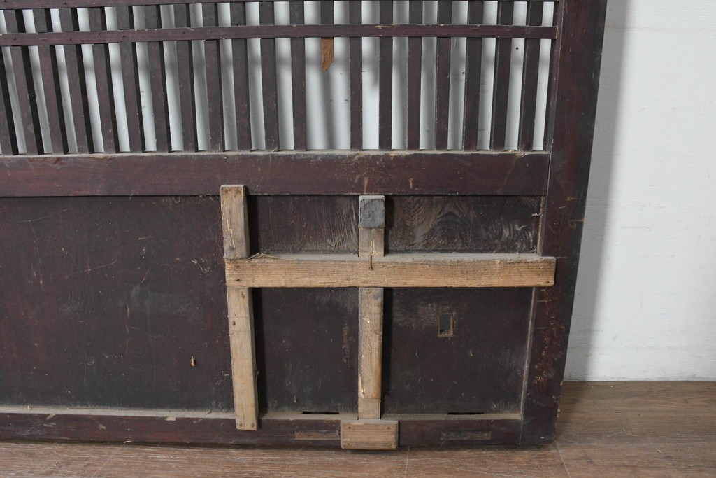 アンティーク建具　明治から大正期　鋲打ちの格子と腰板の意匠が目を引く格子蔵戸1枚　(R-086488)