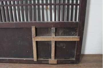 アンティーク建具　明治から大正期　鋲打ちの格子と腰板の意匠が目を引く格子蔵戸1枚　(R-086488)