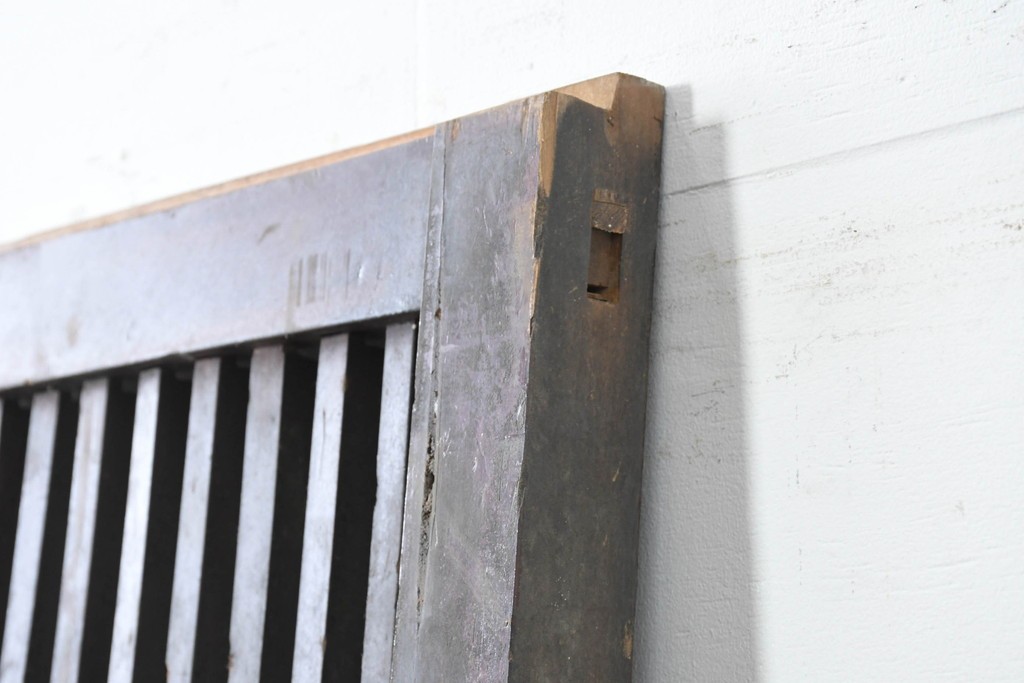 アンティーク建具　明治から大正期　鋲打ちの格子と腰板の意匠が目を引く格子蔵戸1枚　(R-086488)