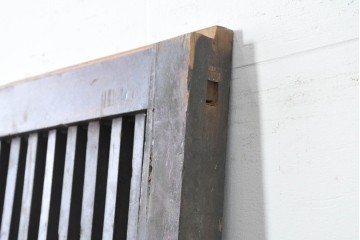 アンティーク建具　明治から大正期　鋲打ちの格子と腰板の意匠が目を引く格子蔵戸1枚　(R-086488)