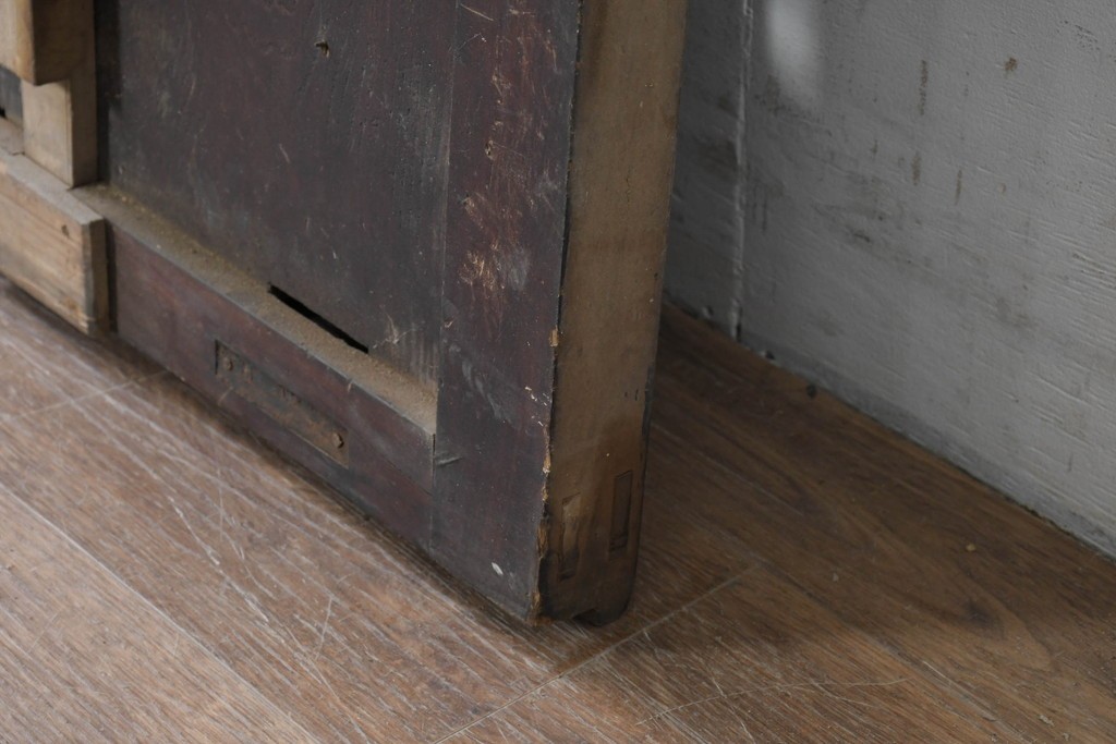 アンティーク建具　明治から大正期　鋲打ちの格子と腰板の意匠が目を引く格子蔵戸1枚　(R-086488)