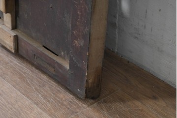 アンティーク建具　明治から大正期　鋲打ちの格子と腰板の意匠が目を引く格子蔵戸1枚　(R-086488)