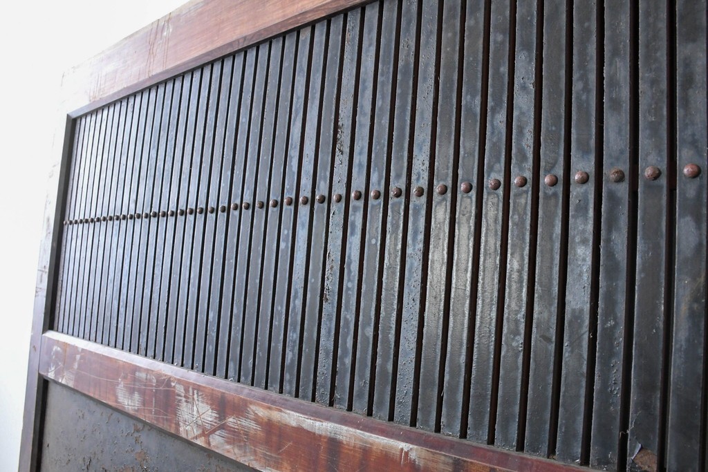 アンティーク建具　明治から大正期　上手物!　重厚な鉄板張りの大振り蔵戸1枚　(R-086489)