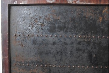 アンティーク建具　明治から大正期　上手物!　重厚な鉄板張りの大振り蔵戸1枚　(R-086489)