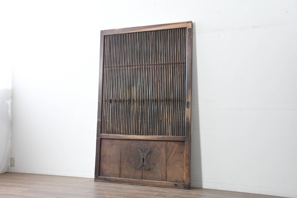 アンティーク建具　明治から大正期　総欅(ケヤキ)材　細やかな格子と素朴な佇まいが味わい深い格子蔵戸1枚　(R-086490)