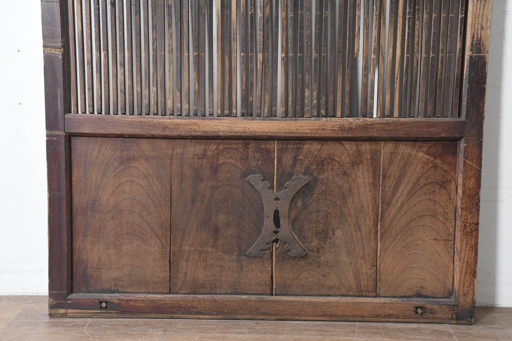 アンティーク建具　明治から大正期　総欅(ケヤキ)材　細やかな格子と素朴な佇まいが味わい深い格子蔵戸1枚　(R-086490)