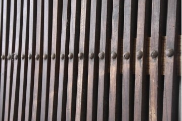 アンティーク建具　明治から大正期　総欅(ケヤキ)材　細やかな格子と素朴な佇まいが味わい深い格子蔵戸1枚　(R-086490)