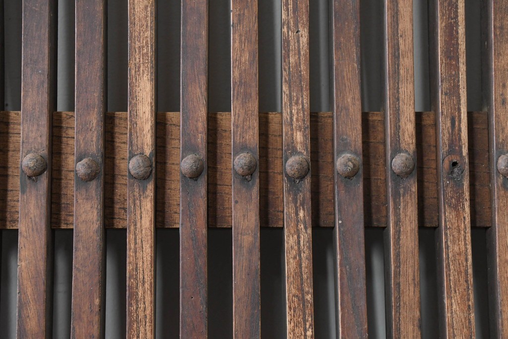 アンティーク建具　明治から大正期　総欅(ケヤキ)材　細やかな格子と素朴な佇まいが味わい深い格子蔵戸1枚　(R-086490)