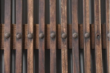 アンティーク建具　明治から大正期　総欅(ケヤキ)材　細やかな格子と素朴な佇まいが味わい深い格子蔵戸1枚　(R-086490)