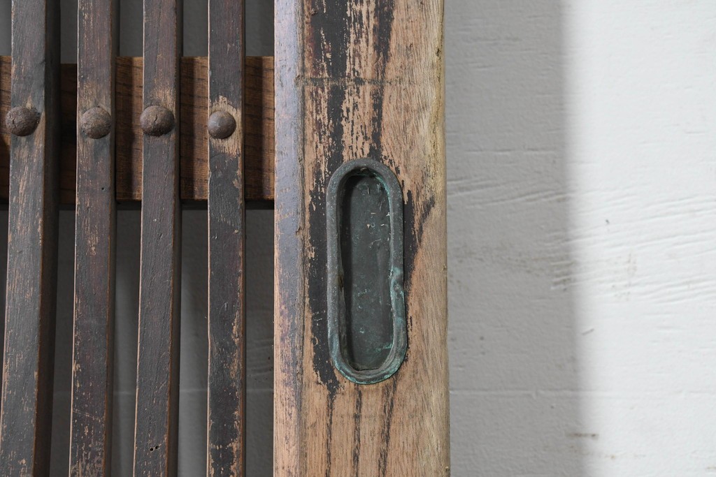 アンティーク建具　明治から大正期　総欅(ケヤキ)材　細やかな格子と素朴な佇まいが味わい深い格子蔵戸1枚　(R-086490)