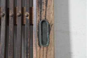 アンティーク建具　明治から大正期　総欅(ケヤキ)材　細やかな格子と素朴な佇まいが味わい深い格子蔵戸1枚　(R-086490)