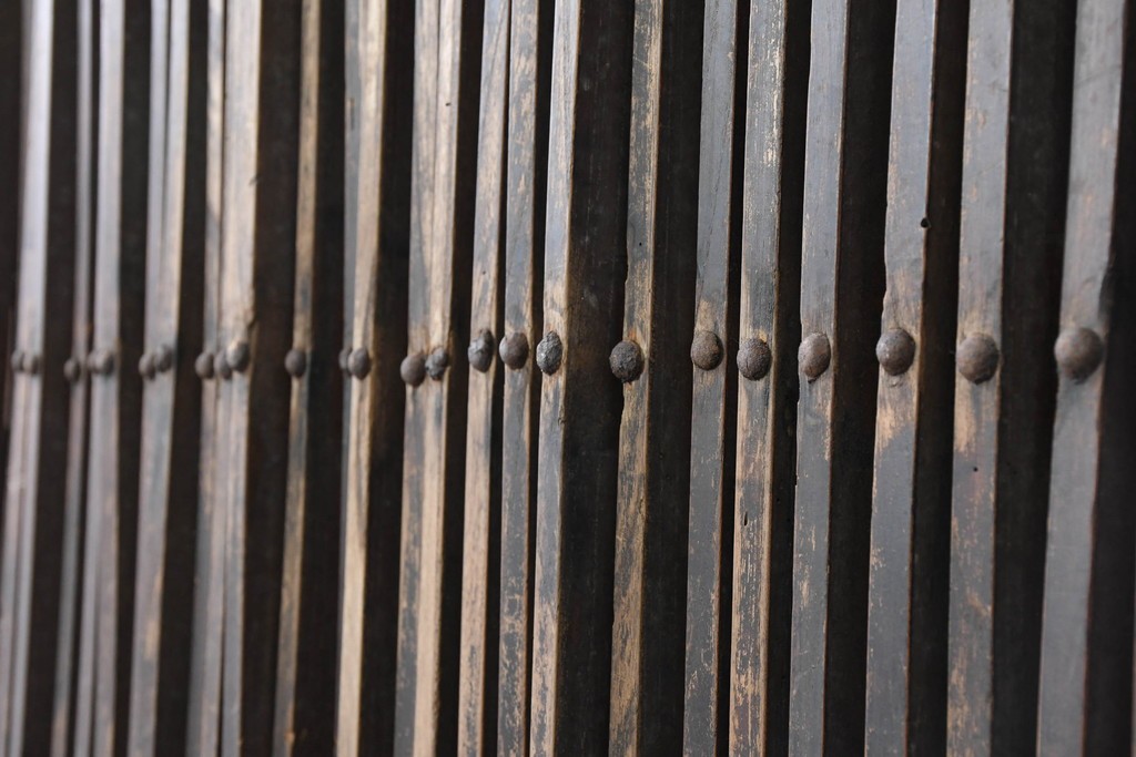 アンティーク建具　明治から大正期　総欅(ケヤキ)材　細やかな格子と素朴な佇まいが味わい深い格子蔵戸1枚　(R-086490)