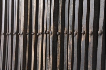 アンティーク建具　明治から大正期　総欅(ケヤキ)材　細やかな格子と素朴な佇まいが味わい深い格子蔵戸1枚　(R-086490)