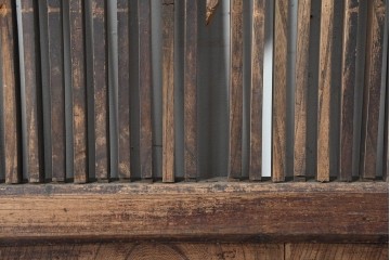 アンティーク建具　明治から大正期　総欅(ケヤキ)材　細やかな格子と素朴な佇まいが味わい深い格子蔵戸1枚　(R-086490)