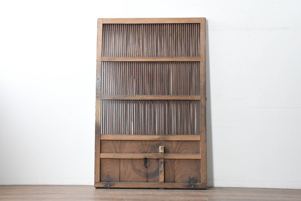 アンティーク建具　明治から大正期　総欅(ケヤキ)材　細やかな格子と素朴な佇まいが味わい深い格子蔵戸1枚　(R-086490)