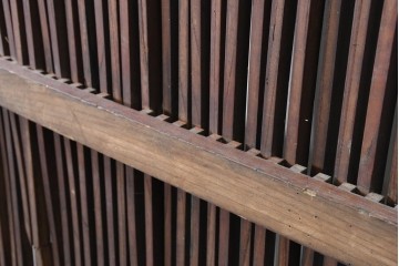 アンティーク建具　明治から大正期　総欅(ケヤキ)材　細やかな格子と素朴な佇まいが味わい深い格子蔵戸1枚　(R-086490)