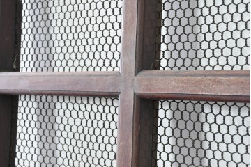 アンティーク建具　明治から大正期　上手物!　総欅(ケヤキ)材　格子と金網の組み合わせが趣ある狐格子蔵戸1枚　(R-086492)