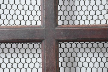 アンティーク建具　明治から大正期　上手物!　総欅(ケヤキ)材　格子と金網の組み合わせが趣ある狐格子蔵戸1枚　(R-086492)