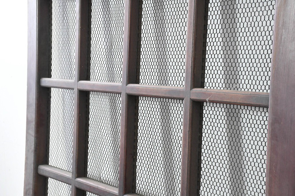 アンティーク建具　明治から大正期　上手物!　総欅(ケヤキ)材　格子と金網の組み合わせが趣ある狐格子蔵戸1枚　(R-086492)