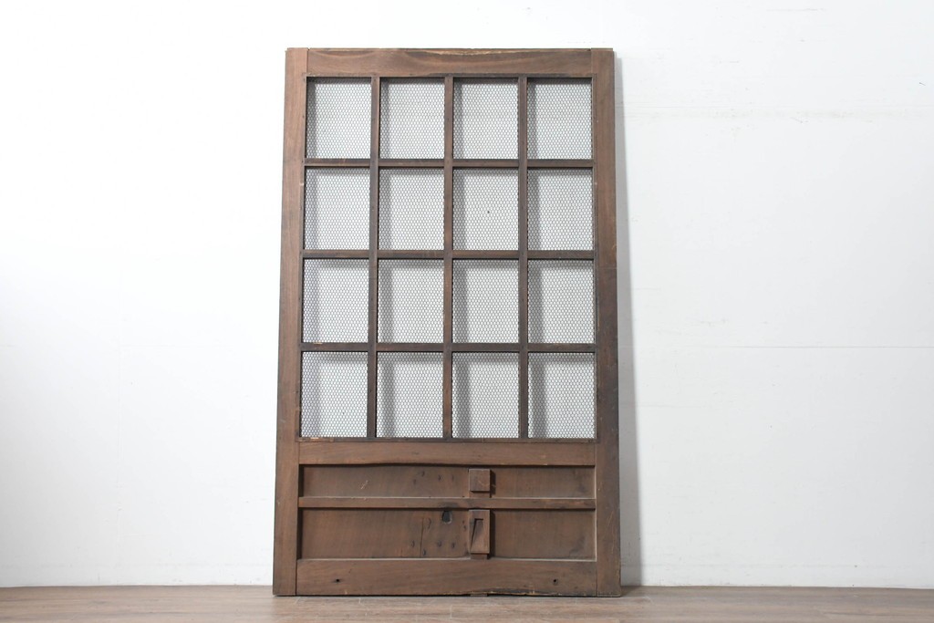 アンティーク建具　明治から大正期　上手物!　総欅(ケヤキ)材　格子と金網の組み合わせが趣ある狐格子蔵戸1枚　(R-086492)