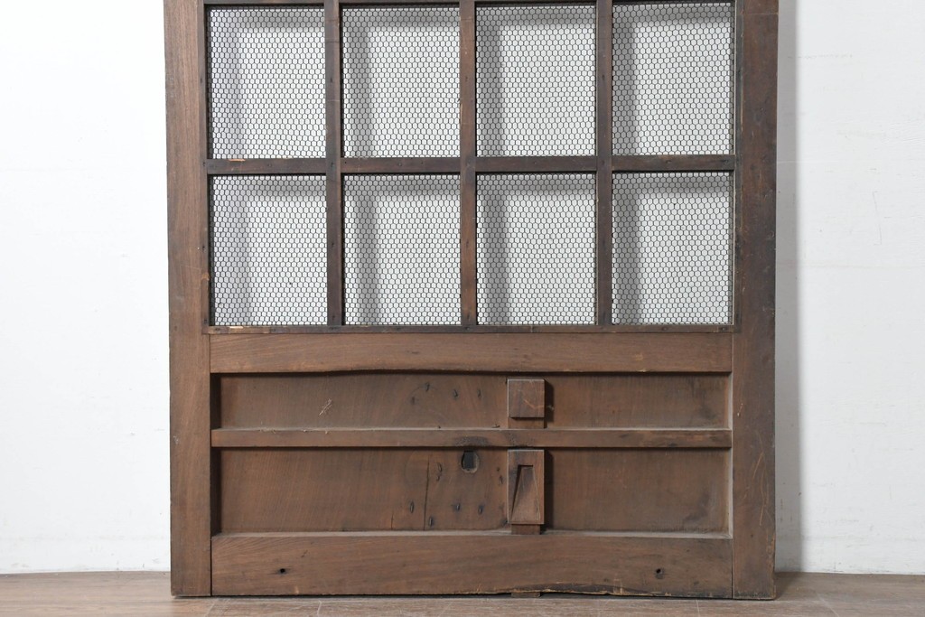 アンティーク建具　明治から大正期　上手物!　総欅(ケヤキ)材　格子と金網の組み合わせが趣ある狐格子蔵戸1枚　(R-086492)