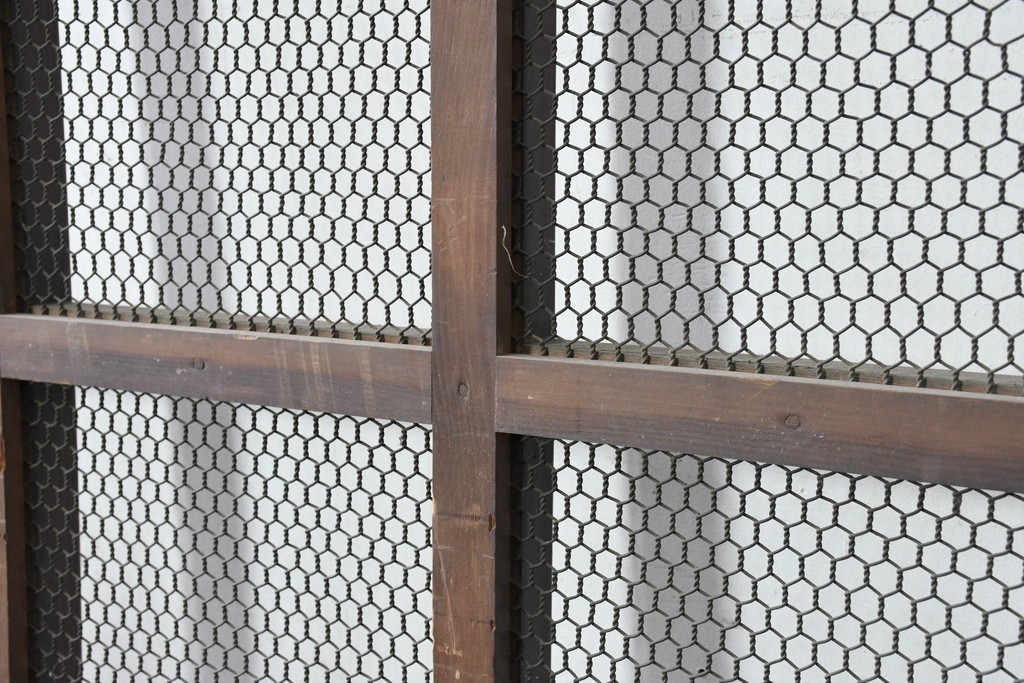 アンティーク建具　明治から大正期　上手物!　総欅(ケヤキ)材　格子と金網の組み合わせが趣ある狐格子蔵戸1枚　(R-086492)