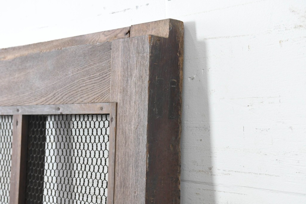 アンティーク建具　明治から大正期　上手物!　総欅(ケヤキ)材　格子と金網の組み合わせが趣ある狐格子蔵戸1枚　(R-086492)