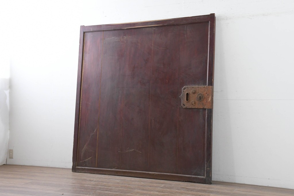 アンティーク建具　明治から大正期　落ち着いた漆塗りの風合いと重厚な金具が印象的な幅広蔵戸1枚　(R-086495)