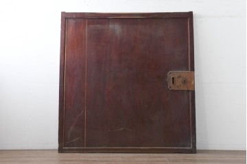 アンティーク建具　明治から大正期　落ち着いた漆塗りの風合いと重厚な金具が印象的な幅広蔵戸1枚　(R-086495)