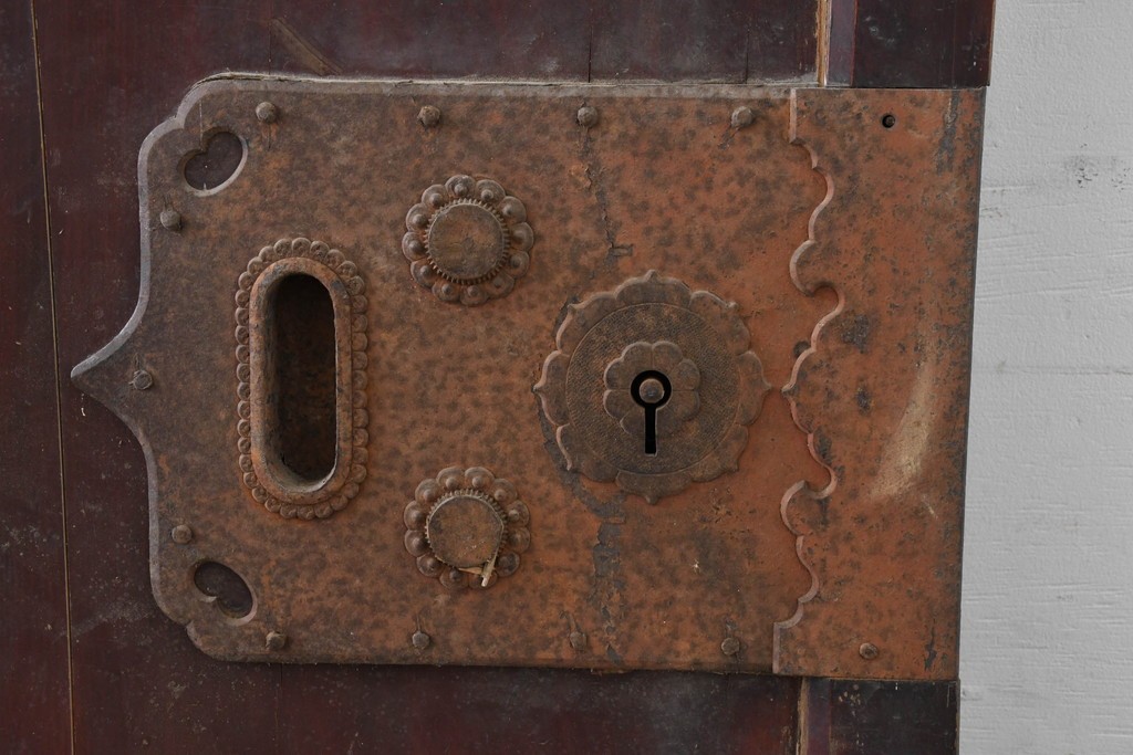アンティーク建具　明治から大正期　落ち着いた漆塗りの風合いと重厚な金具が印象的な幅広蔵戸1枚　(R-086495)