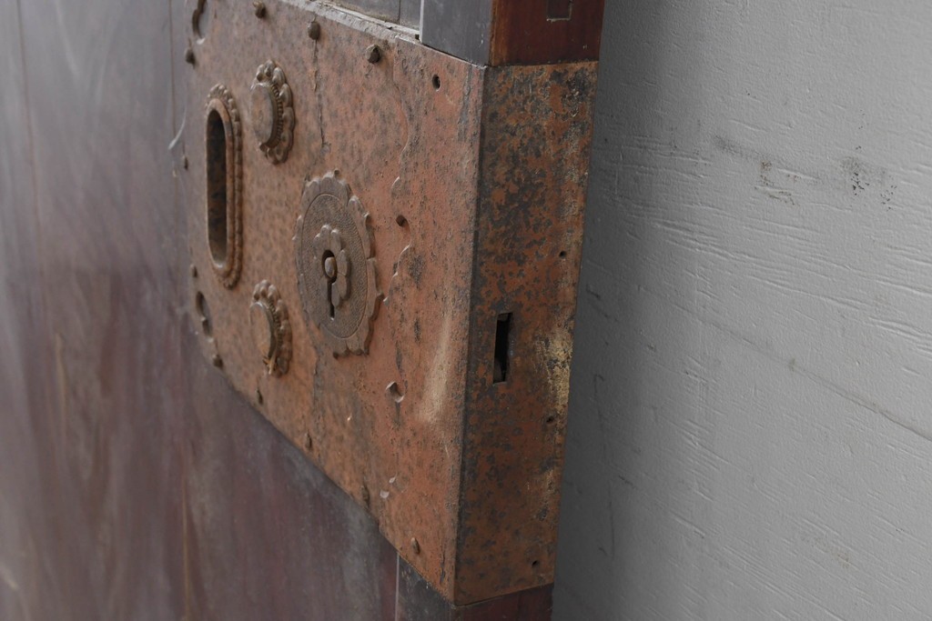 アンティーク建具　明治から大正期　落ち着いた漆塗りの風合いと重厚な金具が印象的な幅広蔵戸1枚　(R-086495)