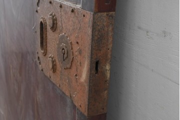 アンティーク建具　明治から大正期　落ち着いた漆塗りの風合いと重厚な金具が印象的な幅広蔵戸1枚　(R-086495)