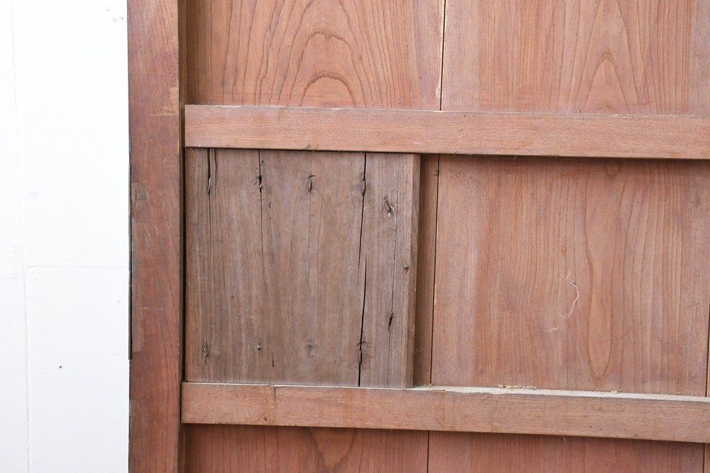 アンティーク建具　明治から大正期　落ち着いた漆塗りの風合いと重厚な金具が印象的な幅広蔵戸1枚　(R-086495)