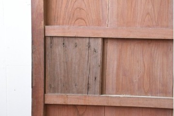 アンティーク建具　明治から大正期　落ち着いた漆塗りの風合いと重厚な金具が印象的な幅広蔵戸1枚　(R-086495)