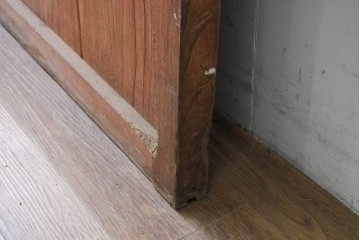 アンティーク建具　明治から大正期　落ち着いた漆塗りの風合いと重厚な金具が印象的な幅広蔵戸1枚　(R-086495)